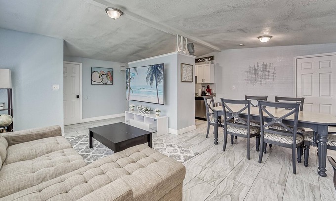 Bearss Plaza House | ☆Tropical & Modern☆ Family Ready | Ace Location