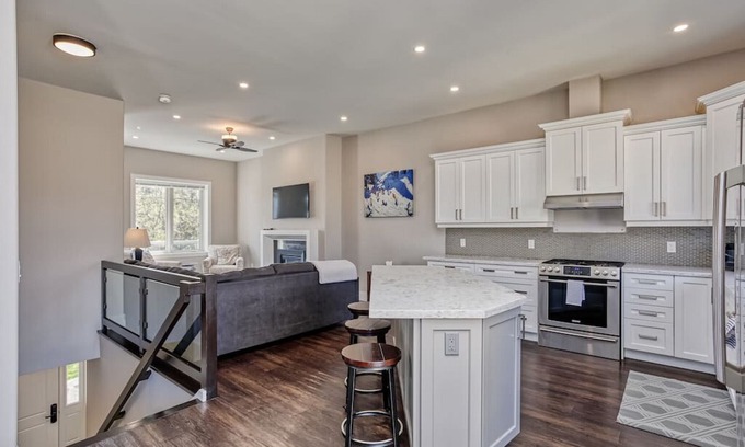 The Blue Mountains Villa | Two Minute Walk To The Blue Mountain Village !!!