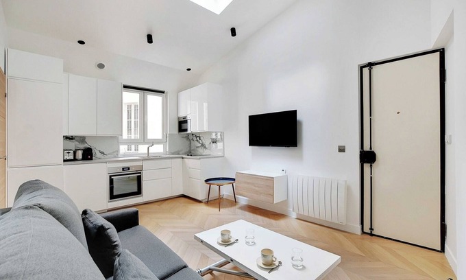 8th Arrondissement Apartment | University Special! Mobility Lease: Rue La Boétie, Champs-Élysées