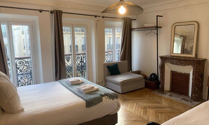 Porte-Saint-Martin Apartment | Urban Flat 99 - Spacious 6 BDR Apartment in Paris
