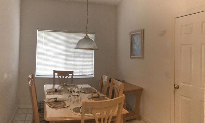Hillcrest Estates House | Villa w/Private Pool! 15 Mins to Disney/Universal. Walk to Dining&Shopping. WiFi