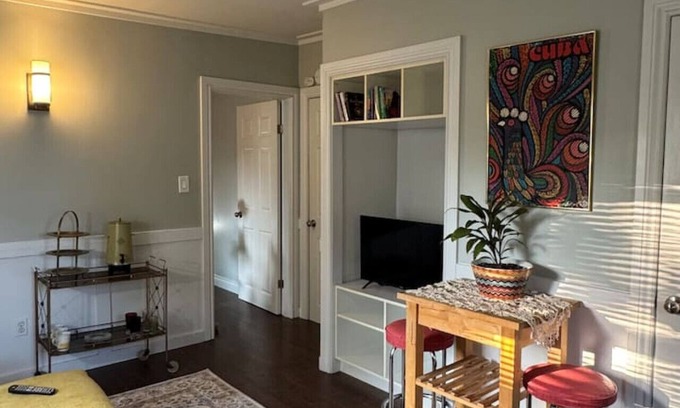 London Apartment | Vintage Vacation in Old East - LHSC/Fanshawe 5 min