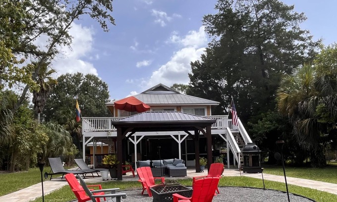 Weeki Wachee Gardens Apartment | Weeki Wachee Luxury River Front apartment -1st floor- with a private beach ποΈ