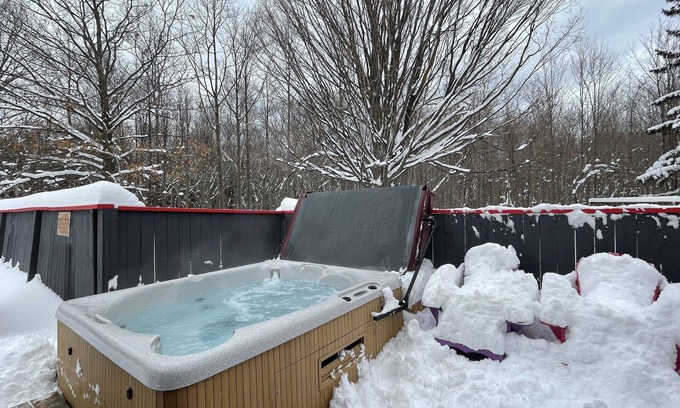 The Blue Mountains Ski Chalet | Woodland Edge (7 bedrooms+Hot Tub+Pool for summer)