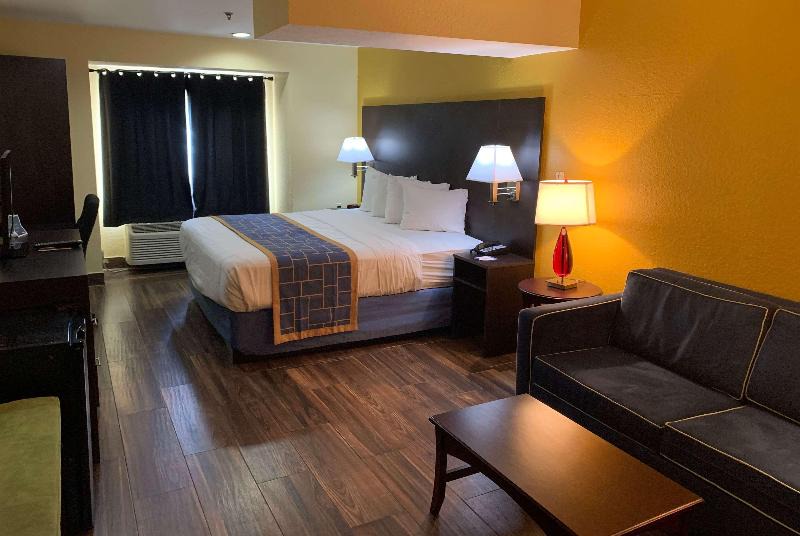 Pinecrest West Park Hotel | Days Inn & Suites by Wyndham Tampa/Raymond James Stadium