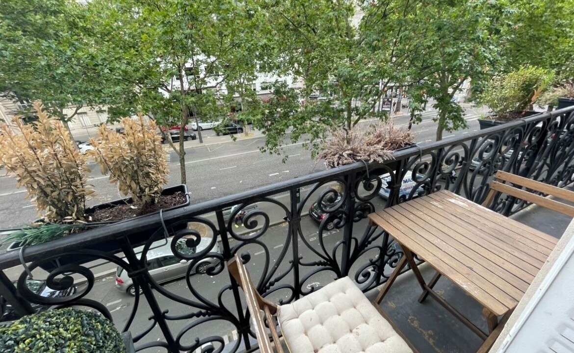 Champs-Elysees Apartment | Champs-Élysées Elegance
