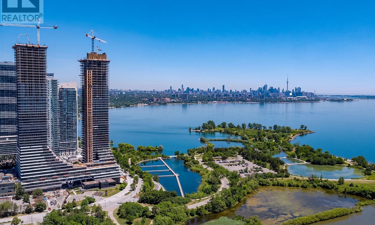 Humber Bay Condo | Gorgeous Condo By the Lake With Parking
