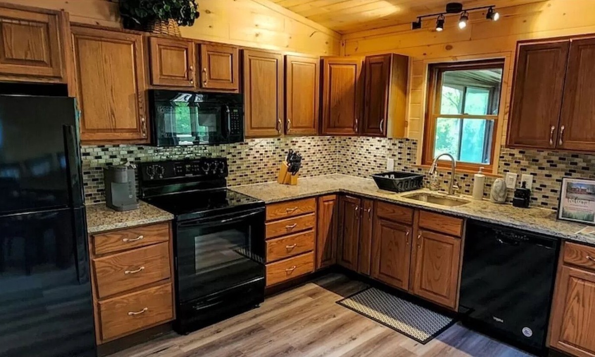 White Haven Cabin | LAKEFRONT w/HOT TUB, FIRE PIT, 5 MIN TO SKI /Sleeps 22/Pet Friendly