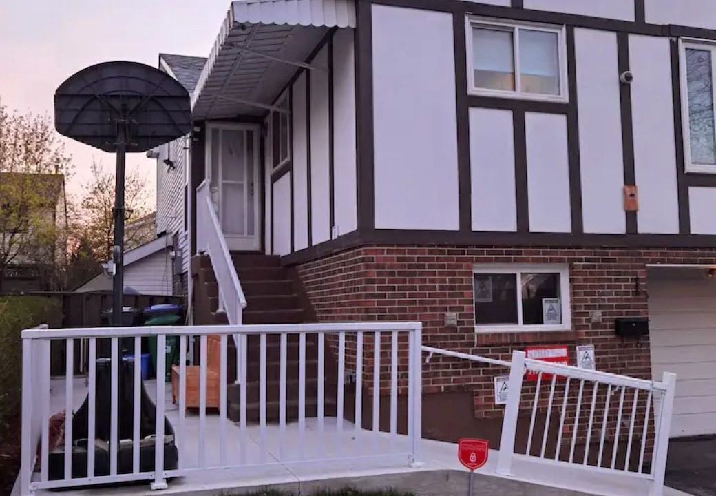 Brampton House | Excellent Top Level 3 Bedroom House With Excellent Location!