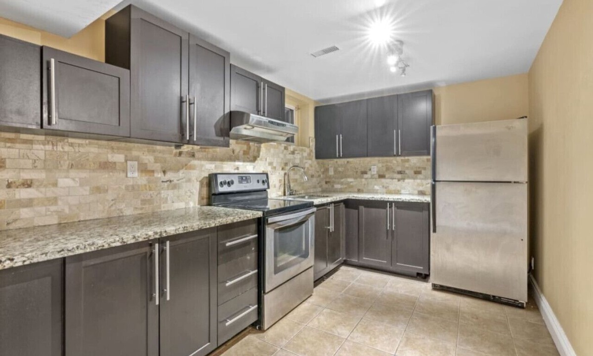 Lakeview House | Peaceful Large Basement Apartment
