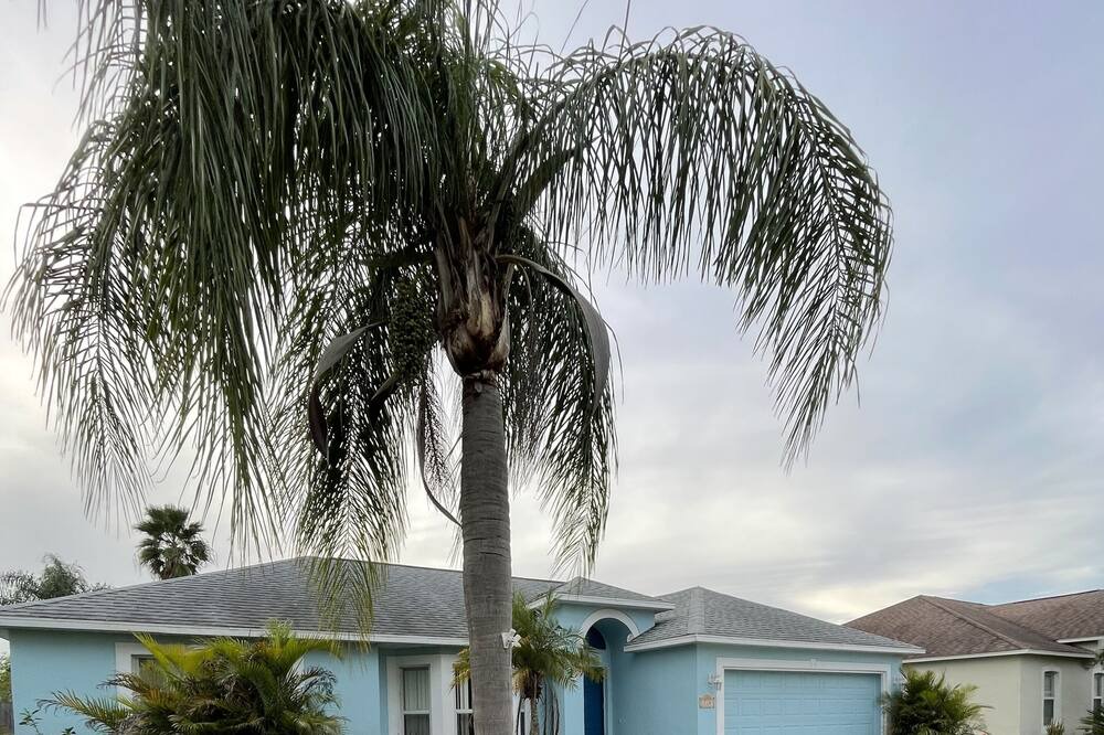 Winter Haven House | Relax with the whole family at this peaceful place.