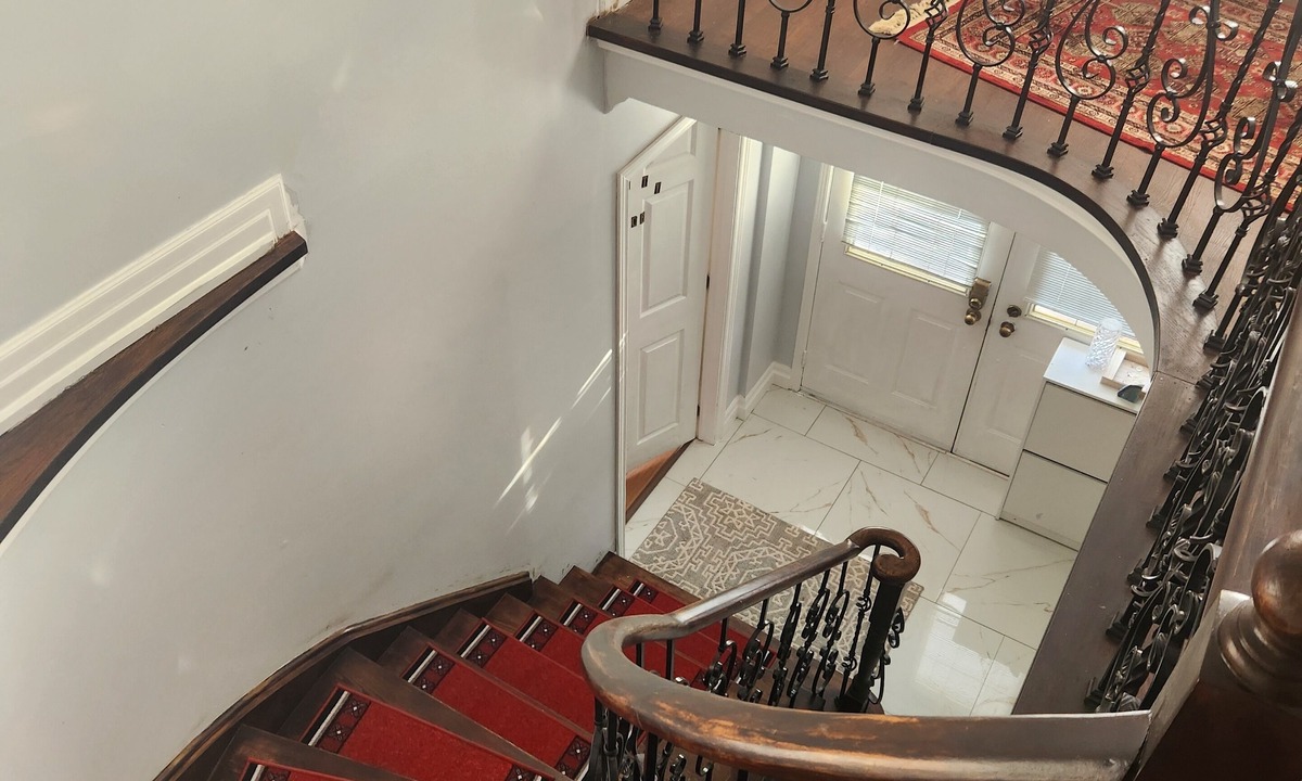 Brampton House | 25 minutes From YYZ Airport Luxurious 5 Bedrooms 3Bath Home with a POOL & WIFI