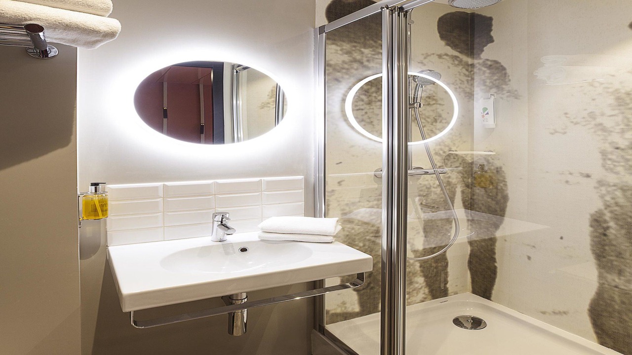 Photo of Bathroom in Republique–Point-du-Jour