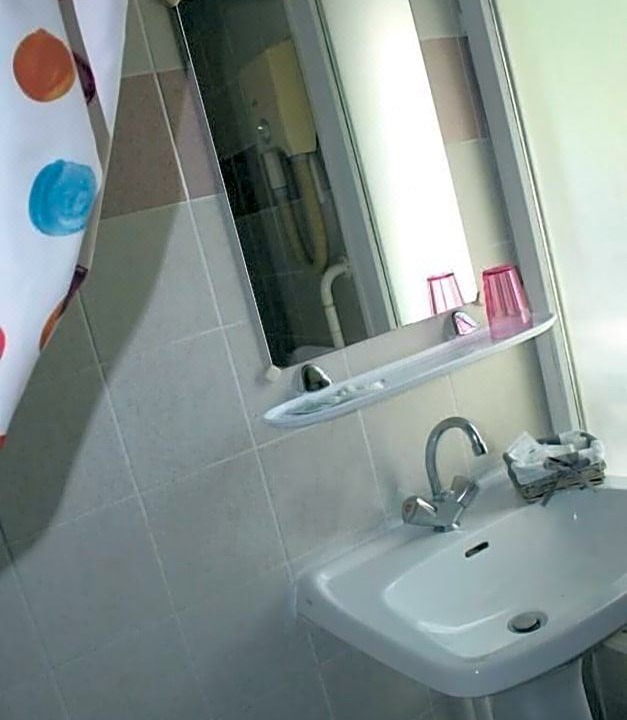 Photo of Bathroom in Combat