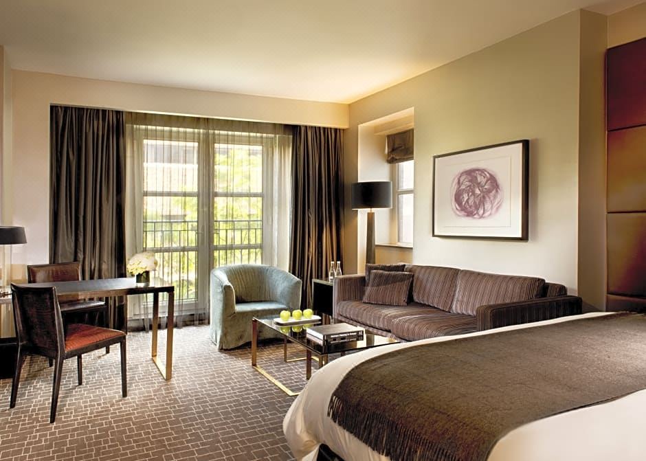 Photo of Livingroom in Bloor-Yorkville