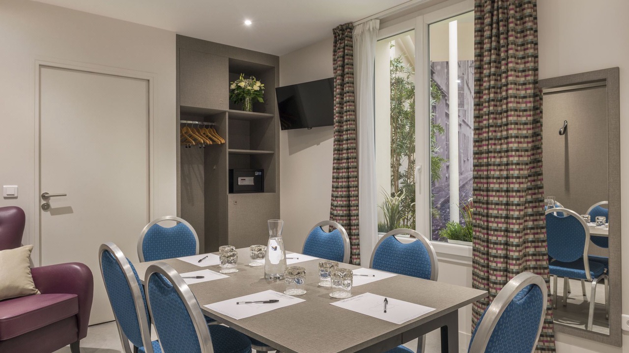 Photo of Livingroom in 9th Arrondissement