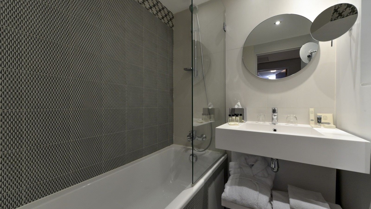 Photo of Bathroom in Suresnes