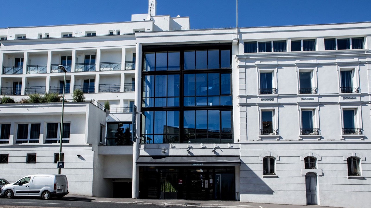 Photo of Buildings in Suresnes