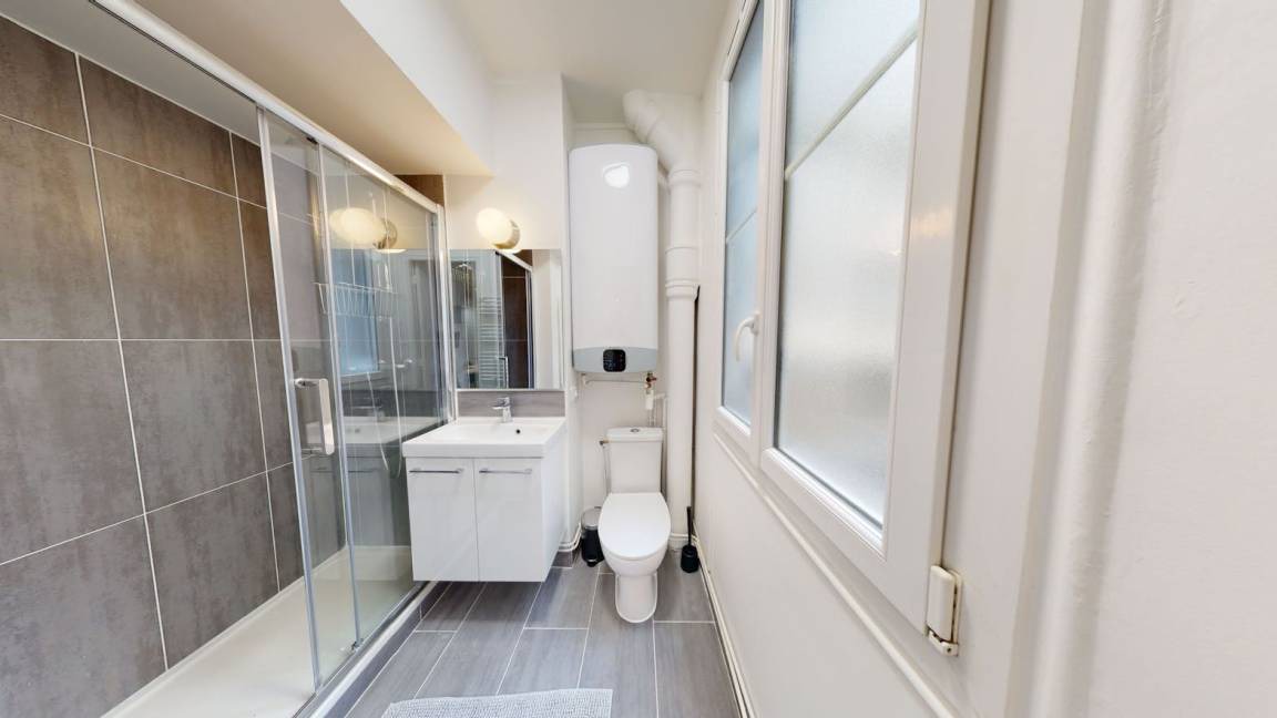 Photo of Bathroom in Quartier des Grandes-Carrieres
