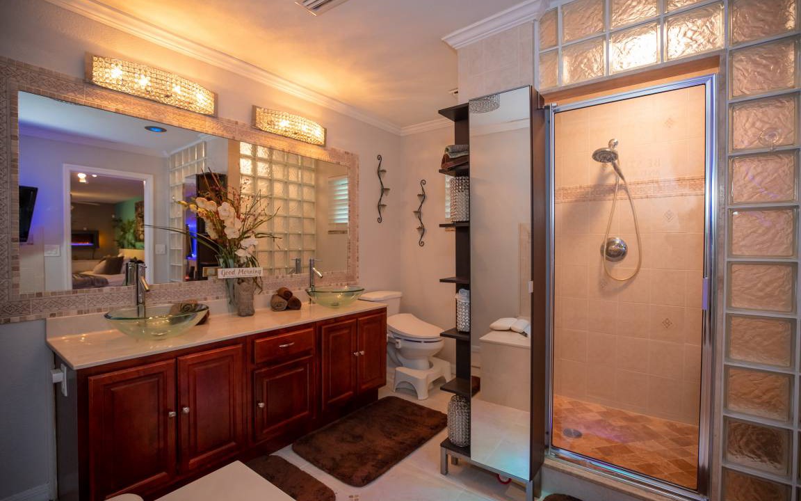 Photo of Bathroom in Tropic