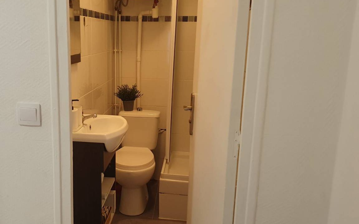 Photo of Bathroom in Combat
