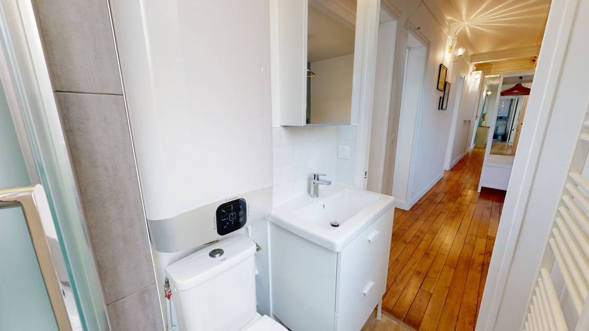 Photo of Bathroom in Quartier des Grandes-Carrieres