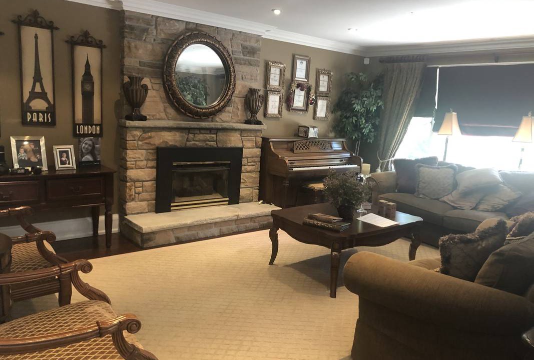 Photo of Livingroom in Clarkson-Lorne Park