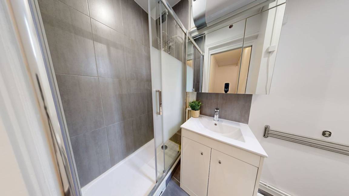 Photo of Bathroom in Quartier des Grandes-Carrieres