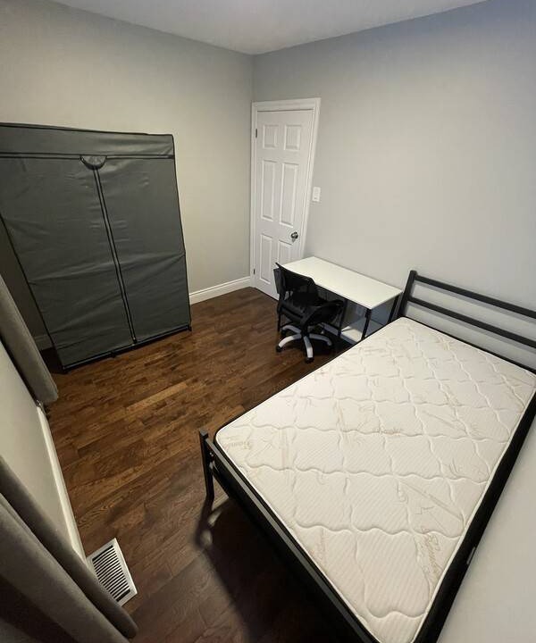 Photo of Bedroom in Clarkson-Lorne Park