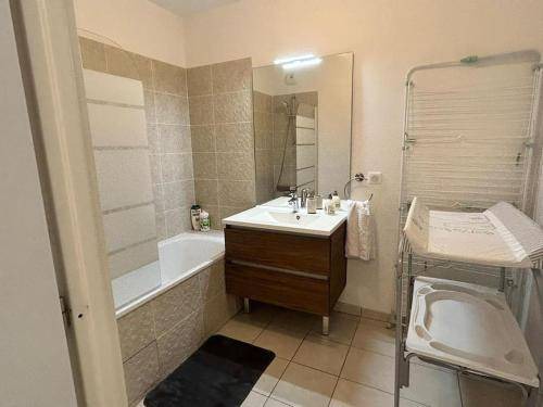 Photo of Bathroom in Drancy Centre