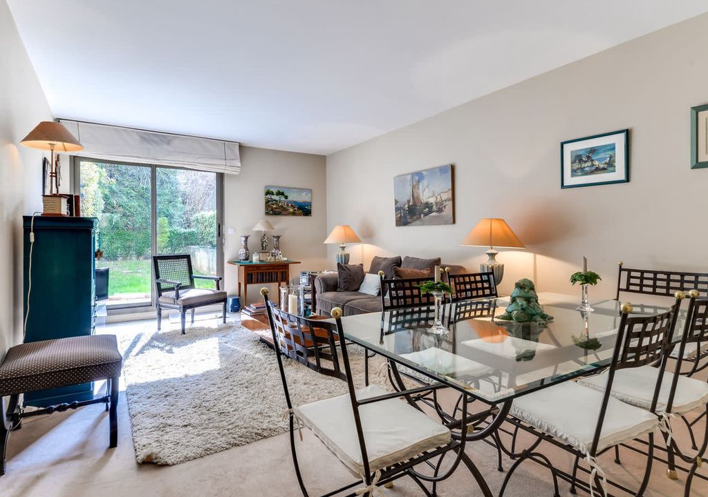 Photo of Livingroom in Republique–Point-du-Jour