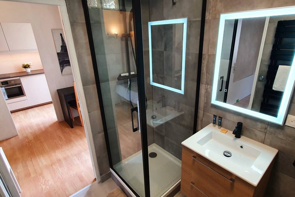 Photo of Bathroom in Louis Bertrand-Mirabeau-Semard