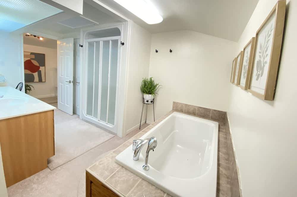 Photo of Bathroom in Kincardine