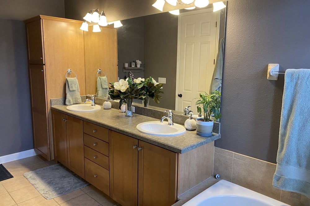 Photo of Bathroom in Courier City - Oscawana