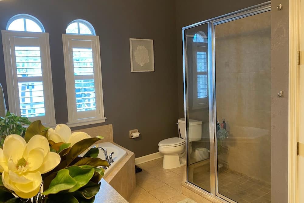 Photo of Bathroom in Courier City - Oscawana