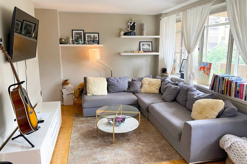 Photo of Livingroom in Yonge-Eglinton