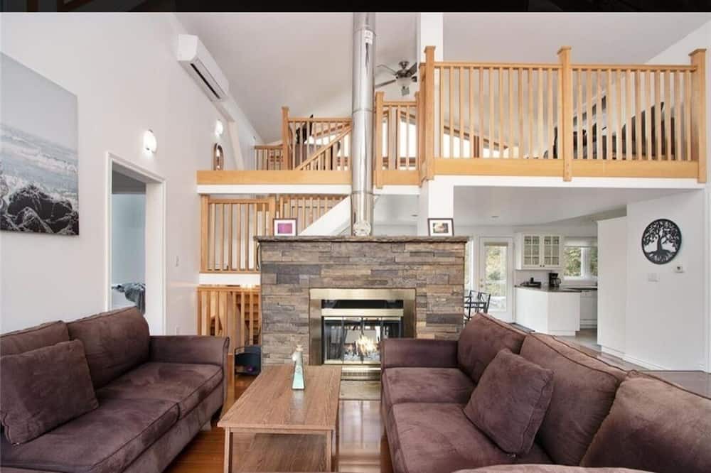 Photo of Livingroom in Ashfield-Colborne-Wawanosh