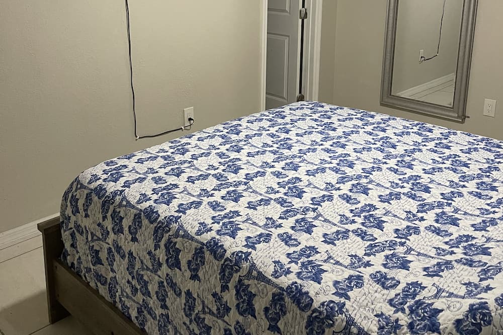 Photo of Bedroom in Town N County Park