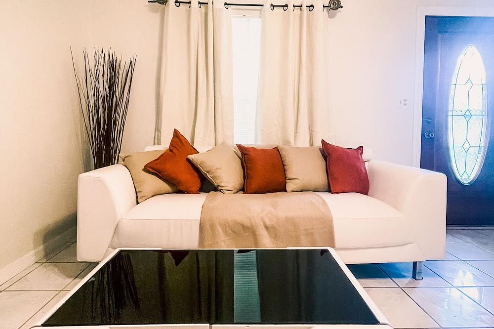 Photo of Livingroom in Clair-Mel City
