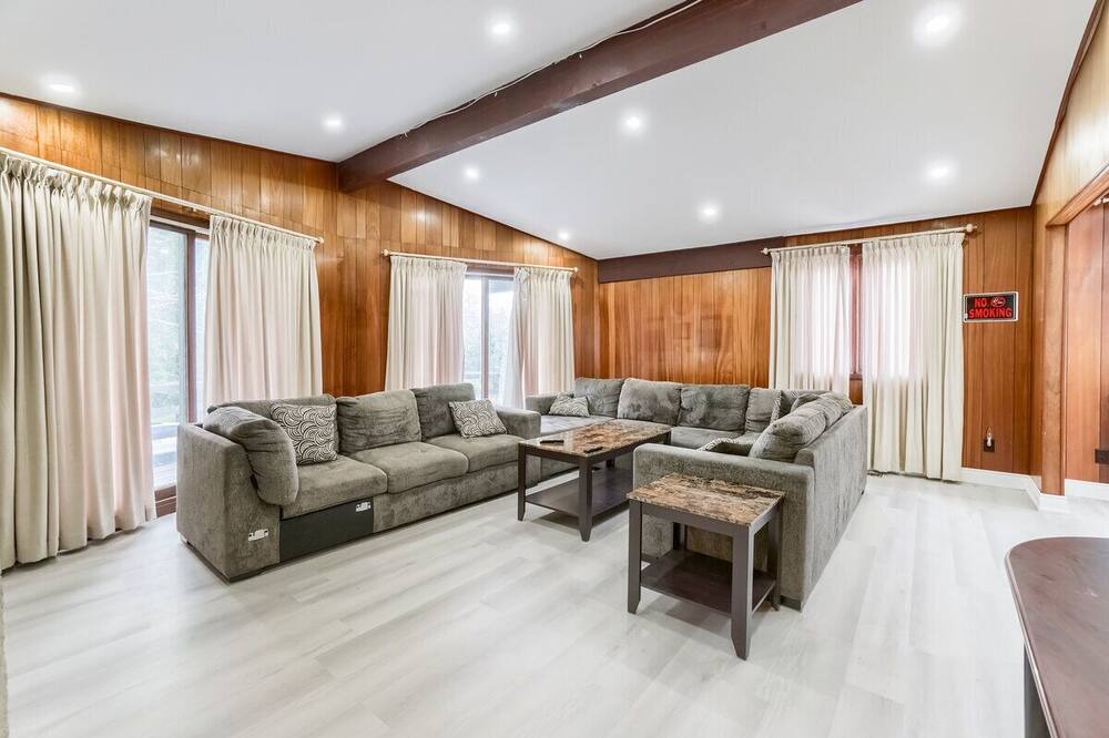 Photo of Livingroom in Caledon
