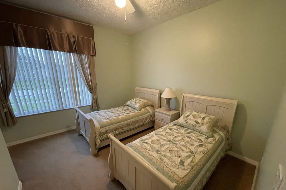 Photo of Bedroom in Crescent Lakes