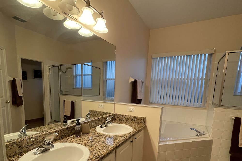 Photo of Bathroom in Crescent Lakes