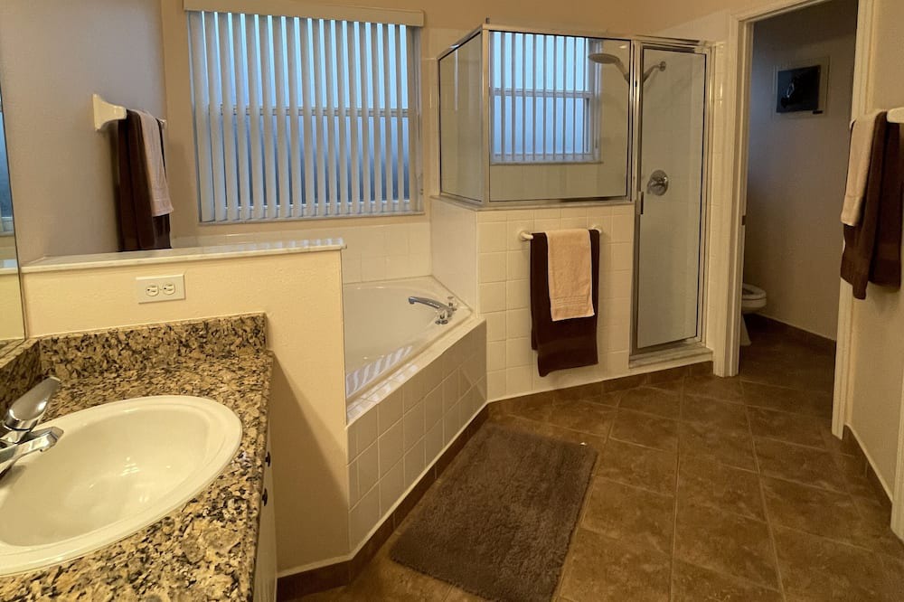 Photo of Bathroom in Crescent Lakes