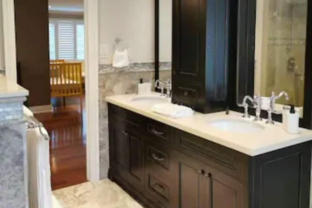 Photo of Bedroom in King