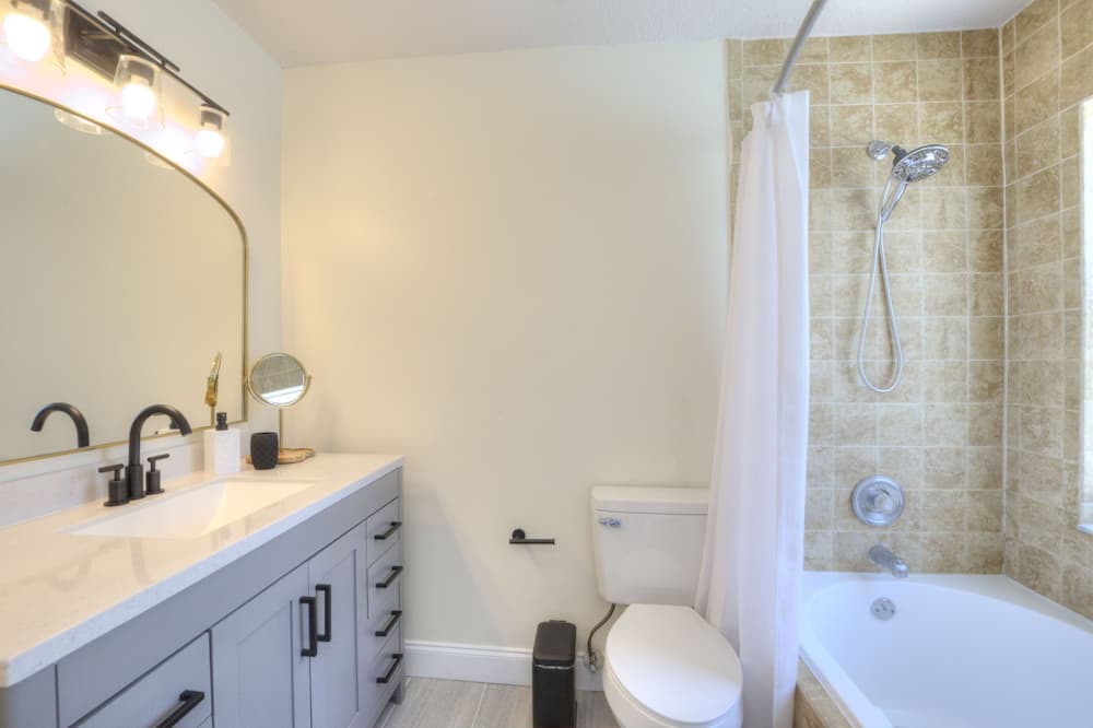 Photo of Bathroom in Bridgewater Crossing