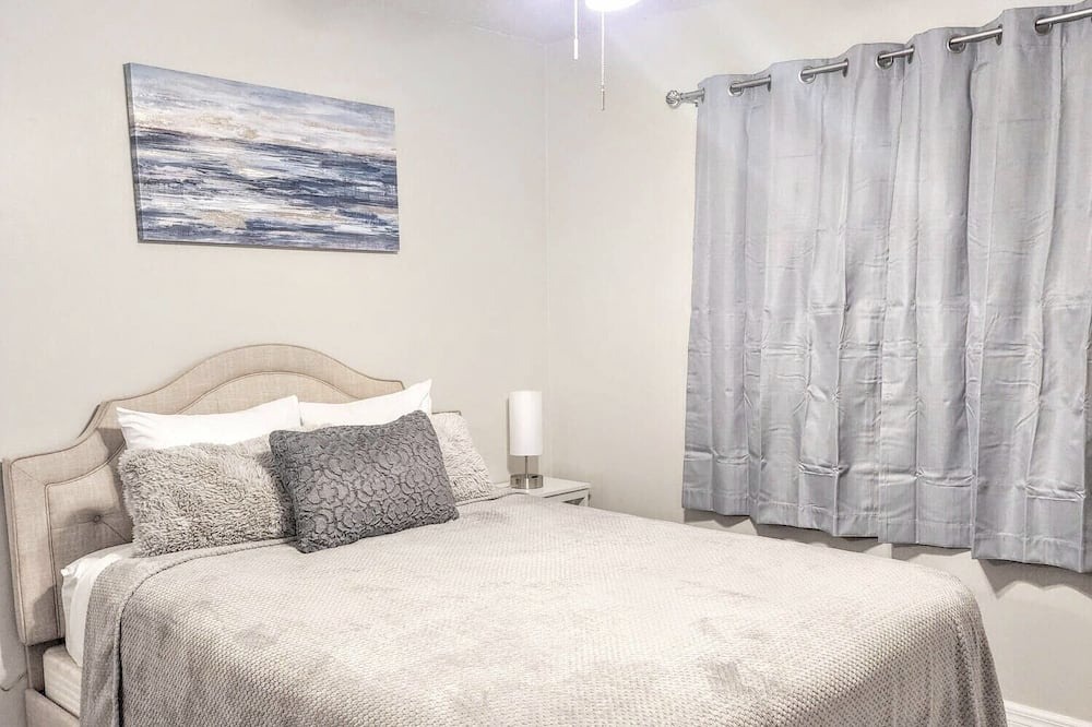 Photo of Bedroom in Oak Ridge