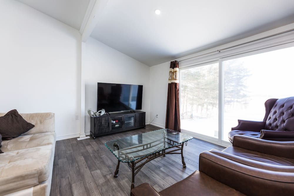 Photo of Livingroom in Mono
