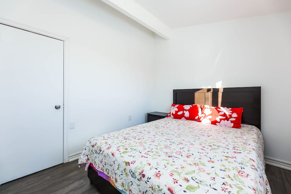 Photo of Bedroom in Mono