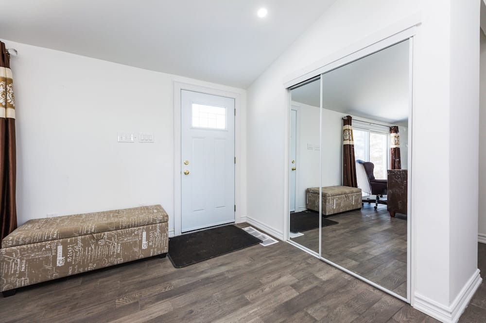 Photo of Livingroom in Mono
