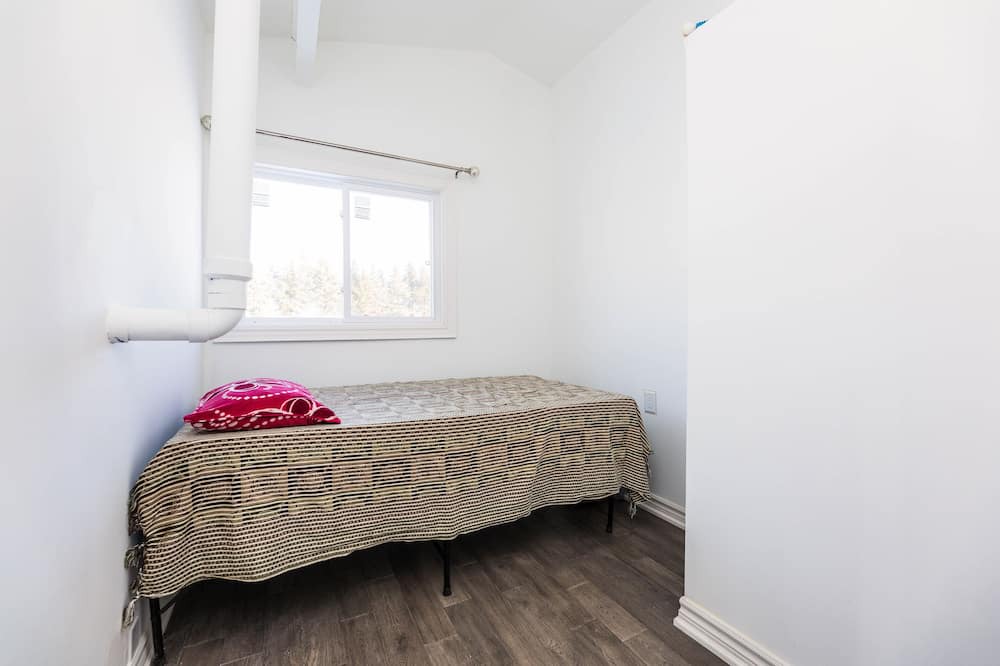 Photo of Bedroom in Mono